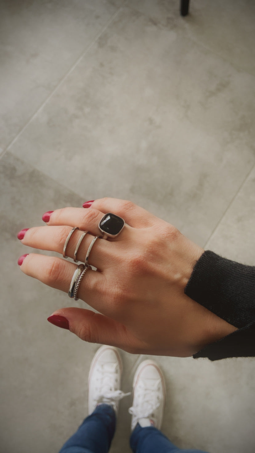 Twisted rope ring