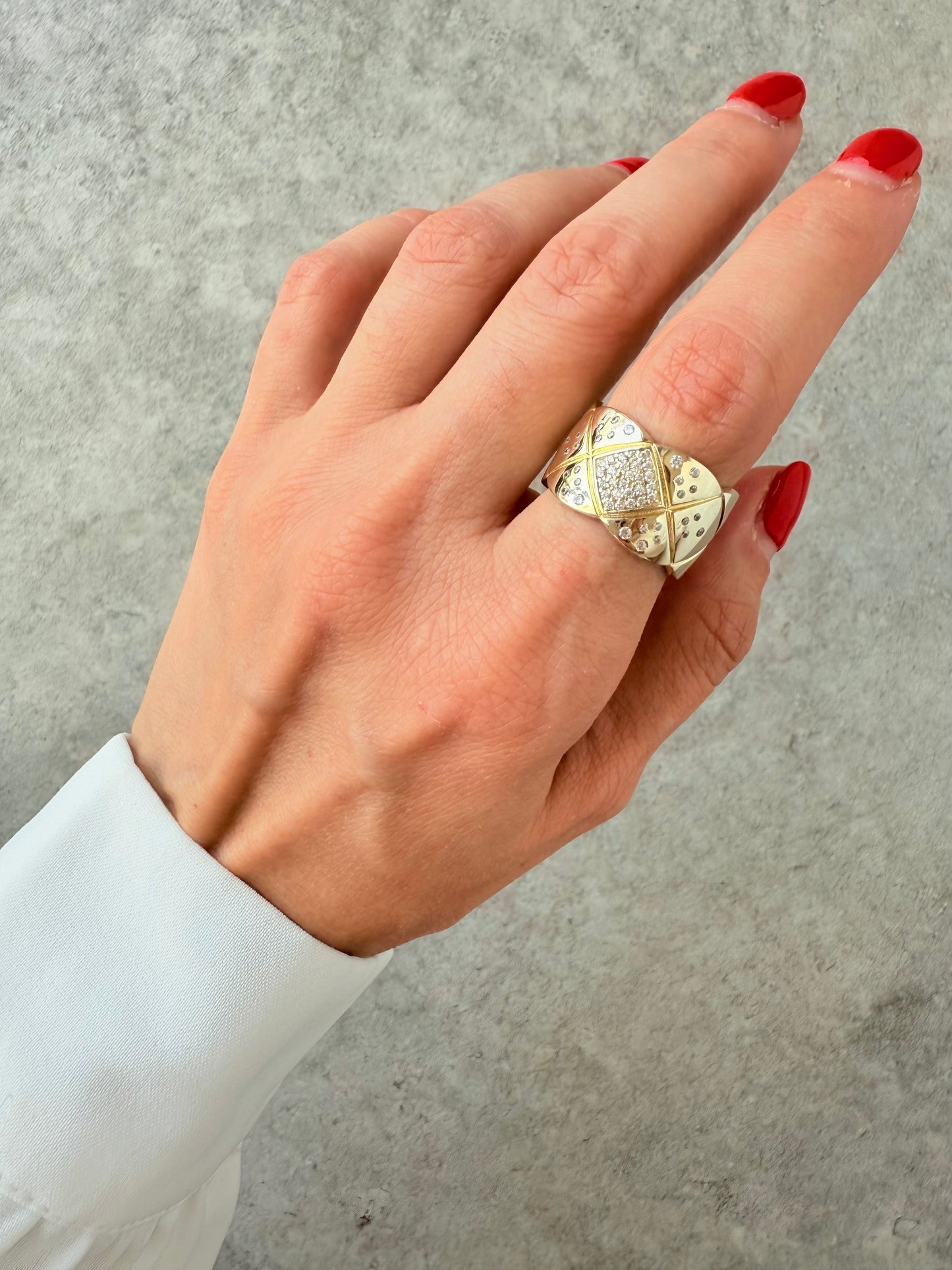 Geometric Diamond-Pattern Ring