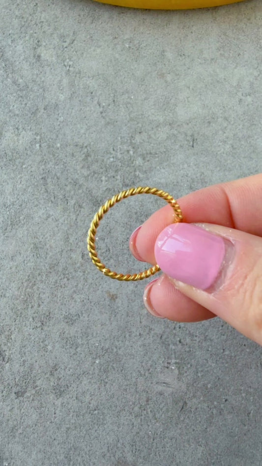 Twisted rope ring