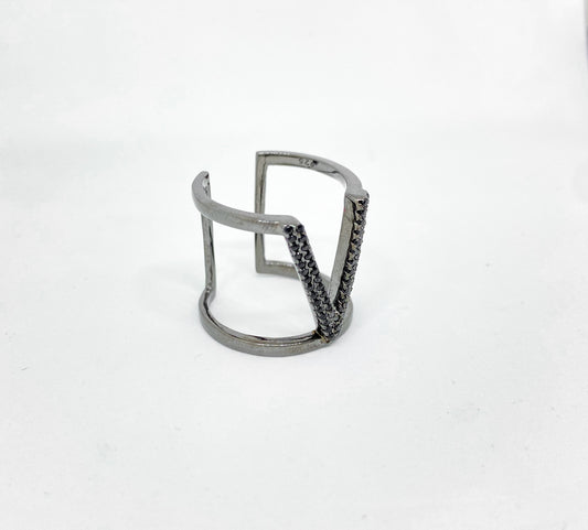 V shaped ring